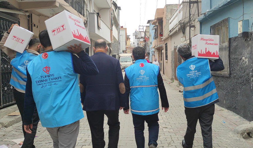 Cami gençleri, ihtiyaç sahiplerine yardım ulaştırıyor