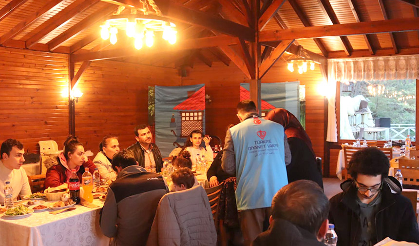 Adapazarı’nda depremzede aileler iftarda buluştu