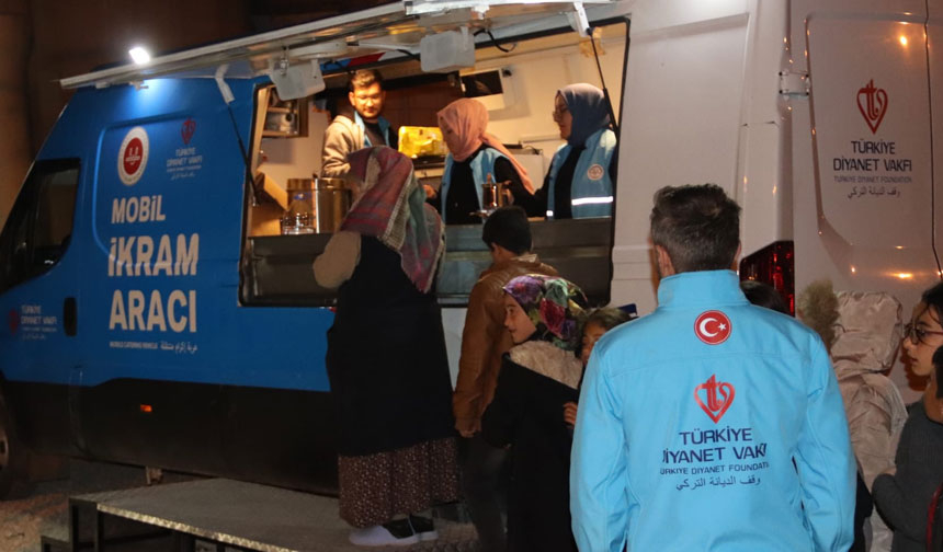 Diyanet mobil ikram aracı Adıyaman’da depremzedelere hizmet veriyor
