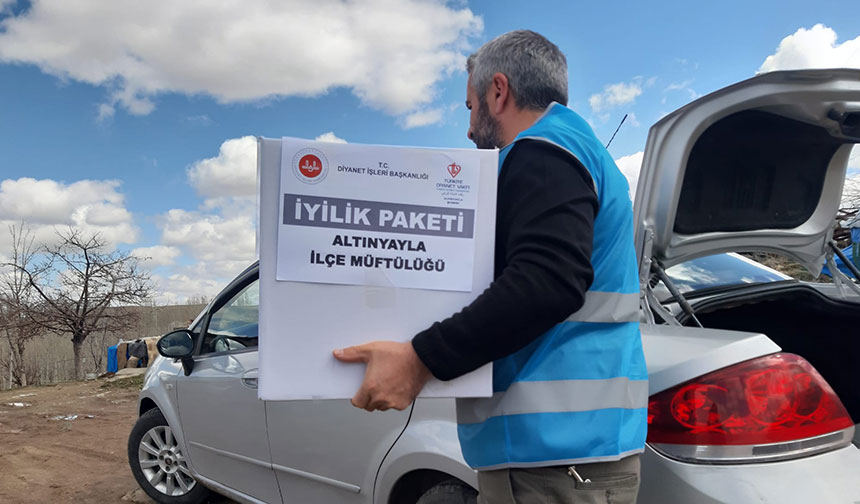 Altınyayla’da ihtiyaç sahiplerine “İyilik Paketi” ulaştırıldı