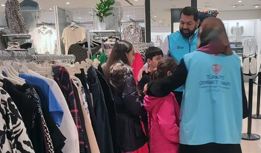 Bağlar’da çocuklara bayramlık hediye edildi