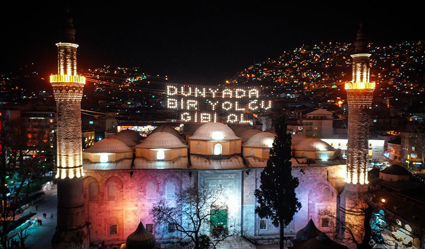 Bursa Ulu Camii’nin mahyası “Dünyada bir yolcu gibi ol” yapıldı