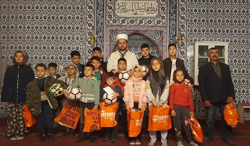 Ramazan ayını camide geçiren çocuklar bayram hediyelerini aldı
