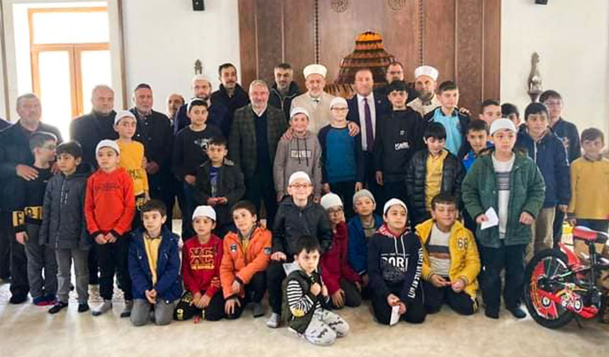 Kur’an öğrenen çocuklara bisiklet hediye edildi