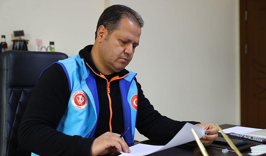 Depremde 25 yakınını kaybeden müftülük personeli yardım dağıtımlarına destek oluyor