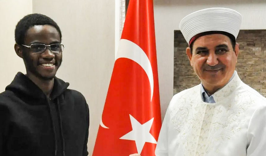Din görevlisinden etkilenen Kamerunlu genç, Müslüman oldu