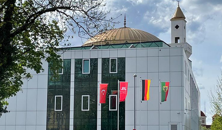 Almanya’da inşa edilen DİTİB Esslingen Camii ibadete açıldı