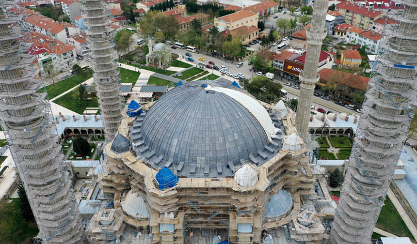 Selimiye Camii’nin güçlendirilen ana kubbesinde kurşun örtü çalışmasına geçildi