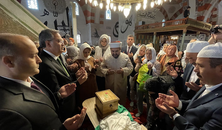 Sakal-ı Şerif tekbirler ve dualar eşliğinde yeni kutusuna konuldu