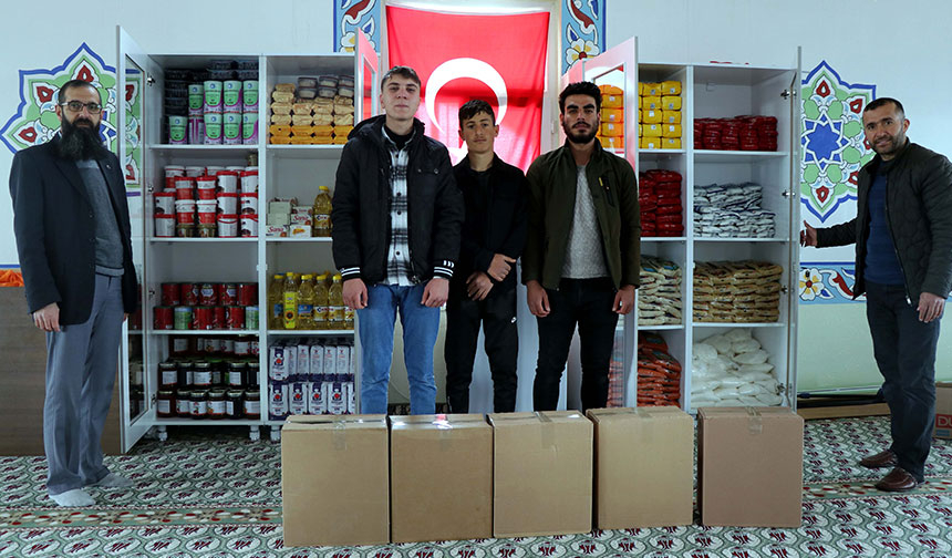 Camideki “paylaşım dolabı” depremzedeler için doluyor