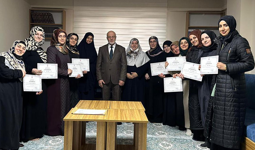 Esenler’de Tashih-i Huruf Kursu’nu tamamlayan kursiyerler belge aldı