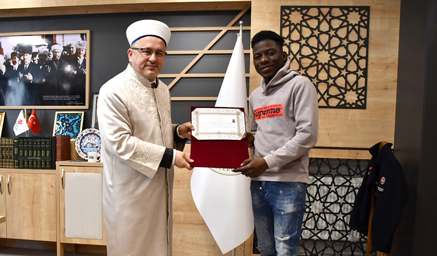 Fildişi Sahili vatandaşı üniversite öğrencisi Müslüman oldu