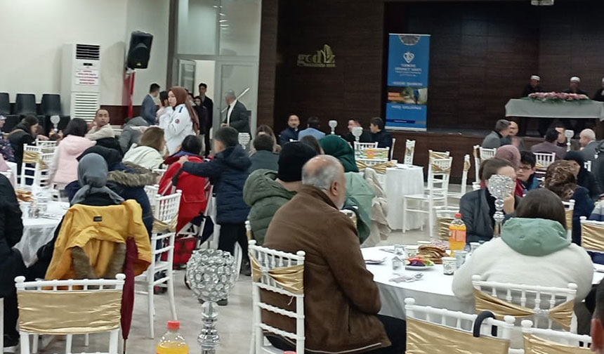 Gediz’de depremzede aileler iftarda buluştu