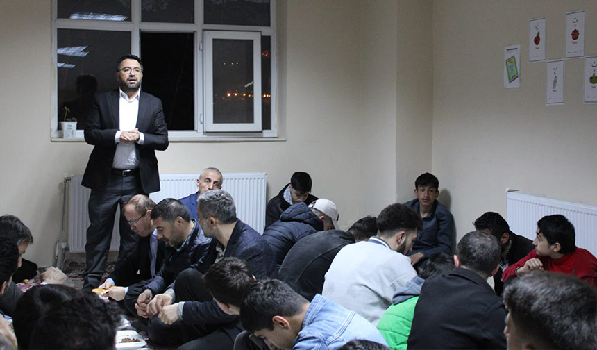 Hakkari Müftülüğü
Hakkari'de gençler iftarda bir araya geldi