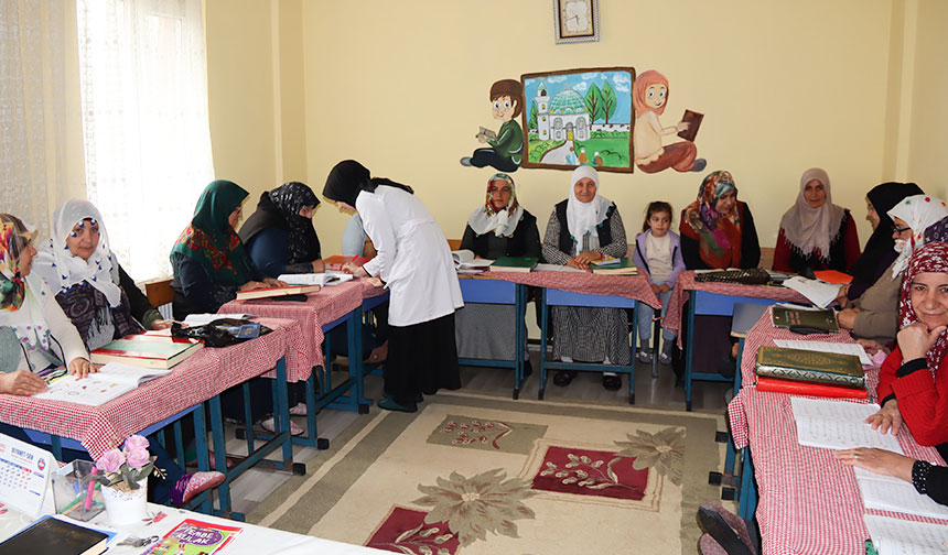 Iğdırlı kadınlar kurslarla hem Kur’an öğreniyor hem de okuryazar oluyor