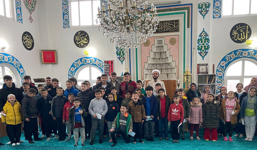 İmamdan çocuklara ‘bayram harçlığı’ – Diyanet Haber