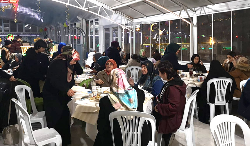 Isparta’da depremzede aileler iftarda bir araya geldi