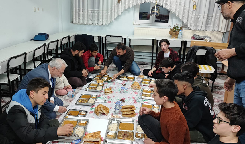 Isparta’da depremzede aileler iftarda buluştu