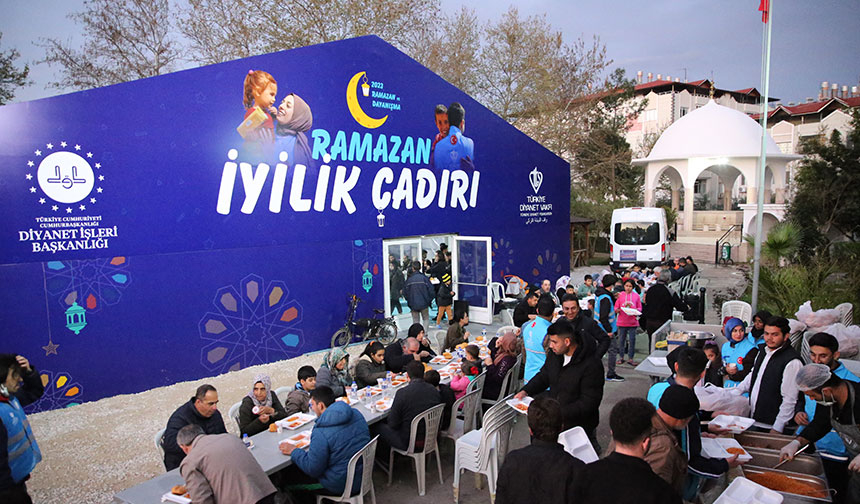 TDV, deprem bölgesinde kurduğu iftar çadırlarıyla günde 50 bin kişiye yemek veriyor