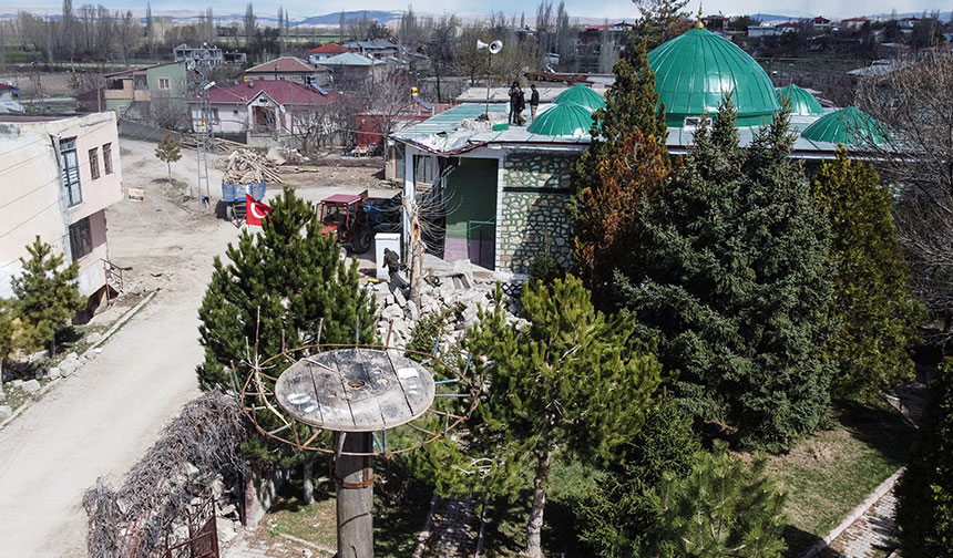 Depremlerde minaredeki 64 yıllık yuvası yıkılan leyleklere yapayı yapıldı