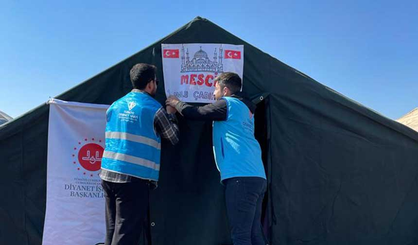 Kahramanmaraş’ta yıkılan veya hasar oluşan 556 camide ibadetler çadır mescitlerde yapılıyor