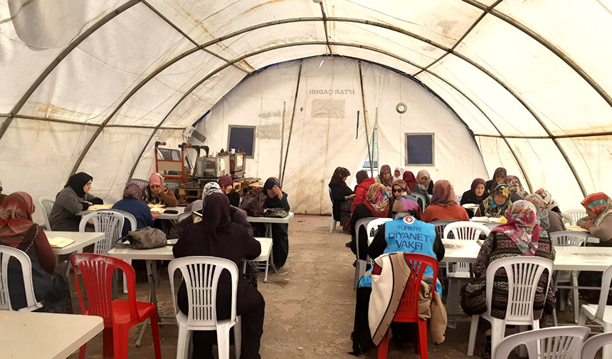 Müftülüklerin deprem bölgesindeki manevi destek hizmetleri sürüyor