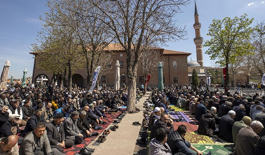 Ramazan ayının son cuması kılındı