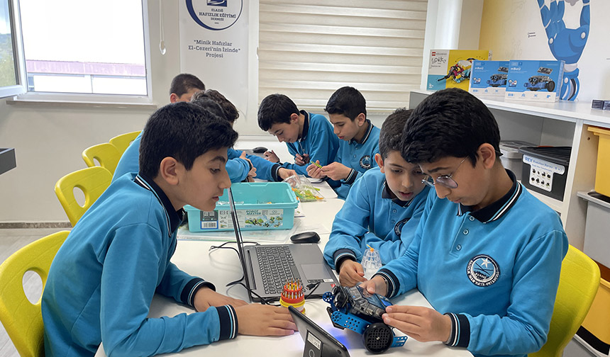 Hafızlar robotik ve kodlama atölyesinde geleceğin teknolojilerini öğreniyor