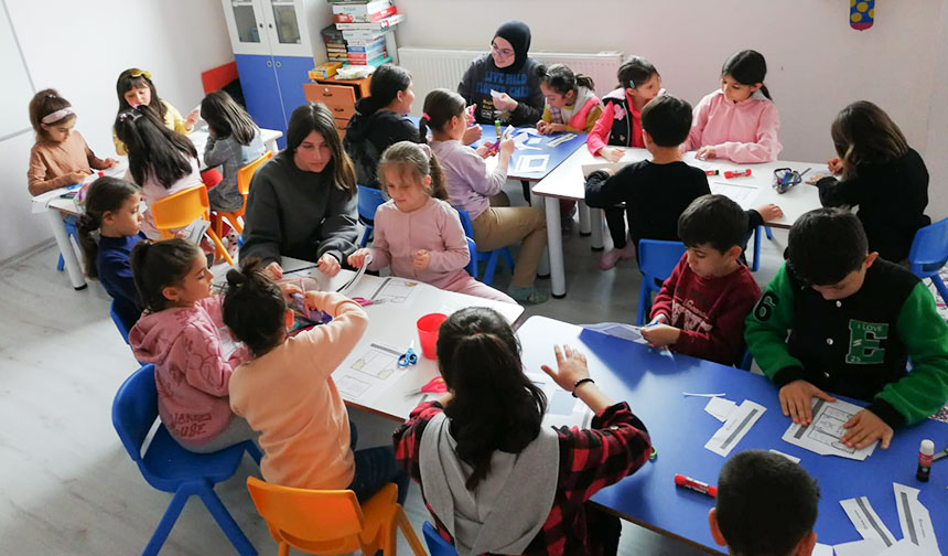 Saraykent’te çocuklar hem Kur’an öğreniyor hem de okul derslerine çalışıyor