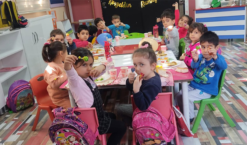 Seyhan’da çocuklar için “tekne orucu iftarı” düzenlendi