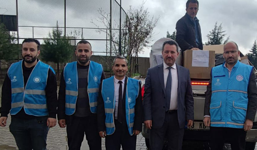 Şırnaklı çocuklar oyuncaklarını depremzede kardeşleriyle paylaştı