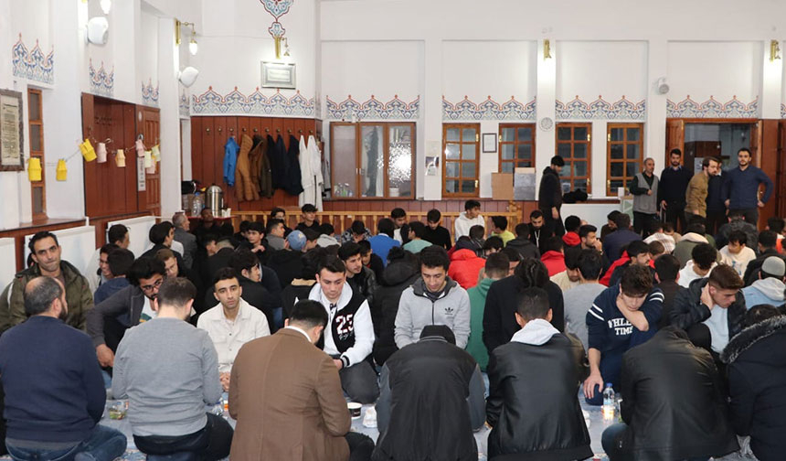 Sivas Müftülüğü
Üniversiteli gençler iftarda buluştu