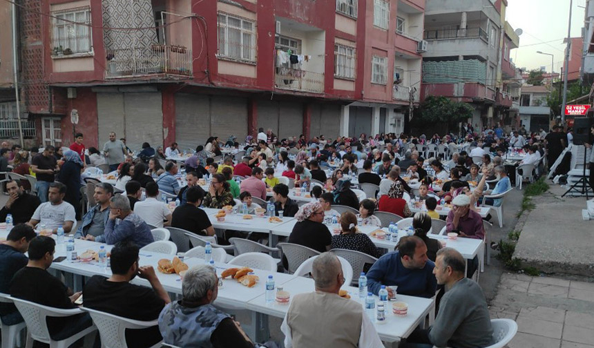 Din görevlisi öncü oldu, mahalleli sokak iftarında buluştu