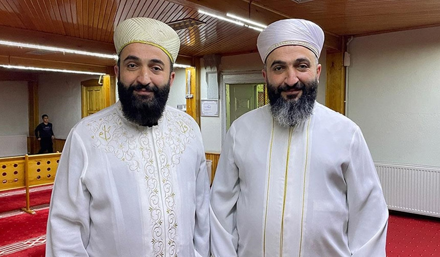 Tarihi camide hatimle teravih geleneğini tek yumurta ikizi imamlar sürdürüyor