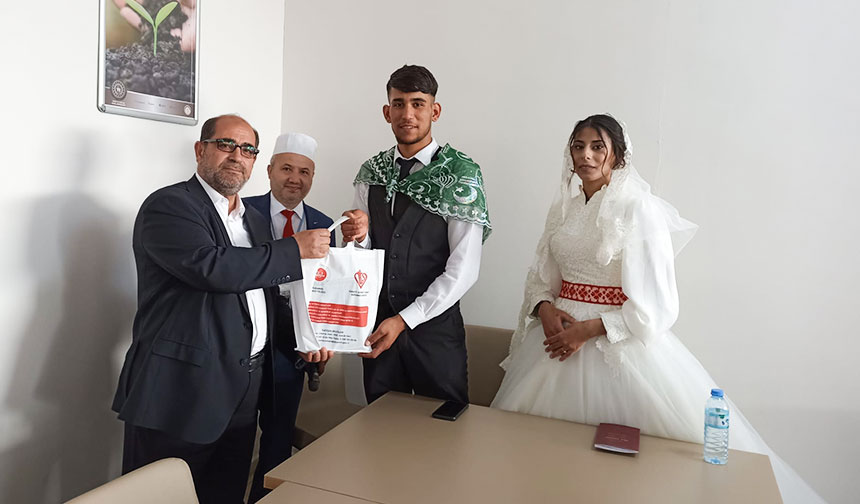 Müftülük depremzede çiftin yuvasını kurdu