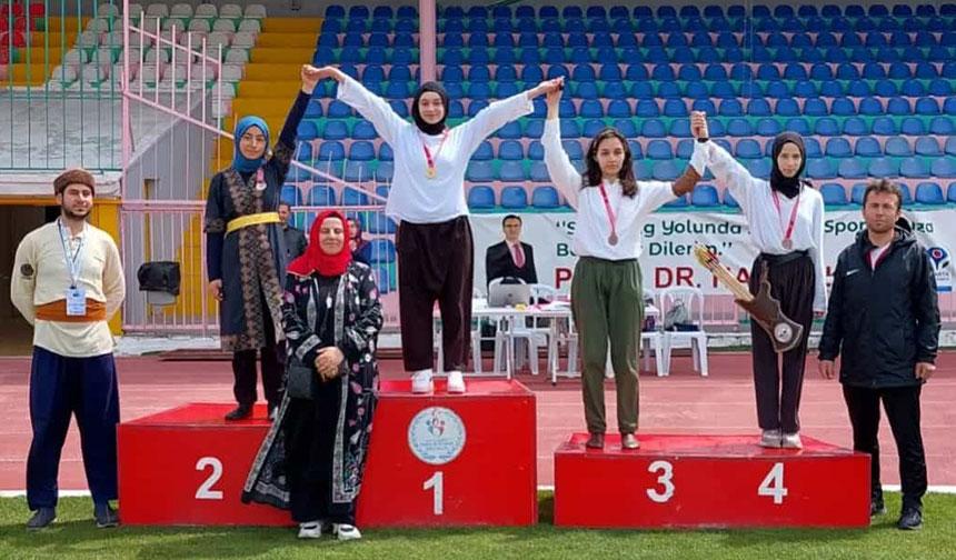 Antrenör vaizin yetiştirdiği gençler, müsabakalardan madalya ile döndü