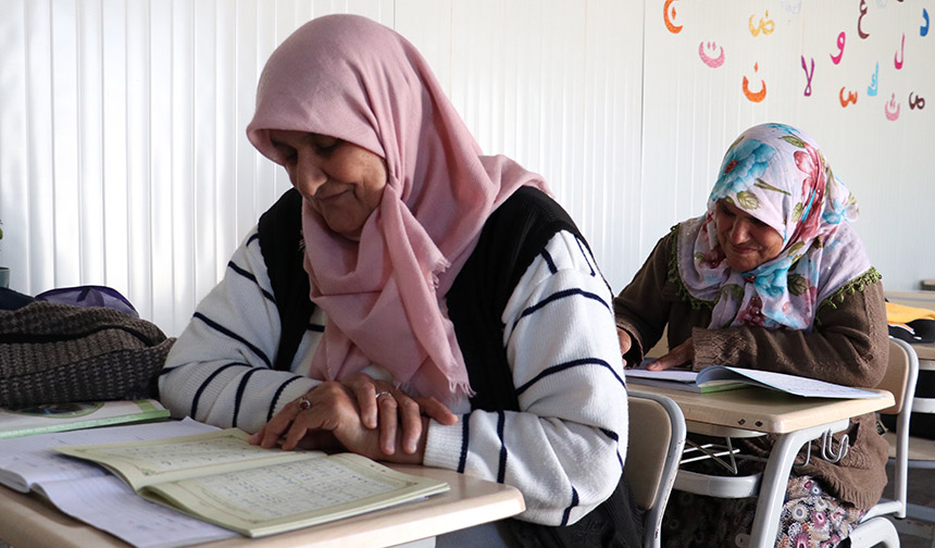 Depremzede kadınlar ilk kez Kur’an öğrenme imkanı buldu