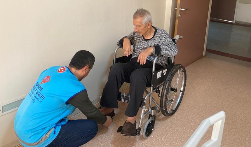 Müftülükten engelli vatandaşa tekerlekli sandalye desteği