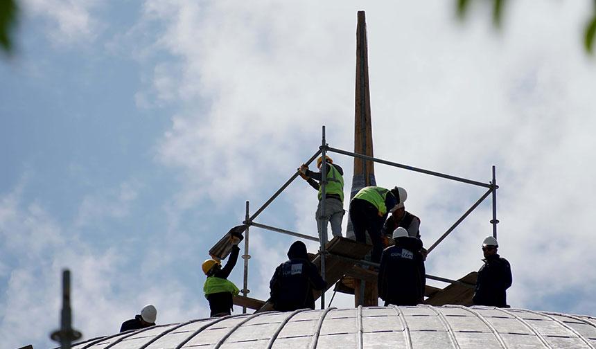 Selimiye Camii’nde yenilenen ana kubbe alemi montajına başlandı