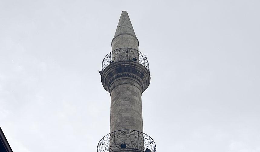 Sivas’ta yıldırım düşen caminin minaresi zarar gördü