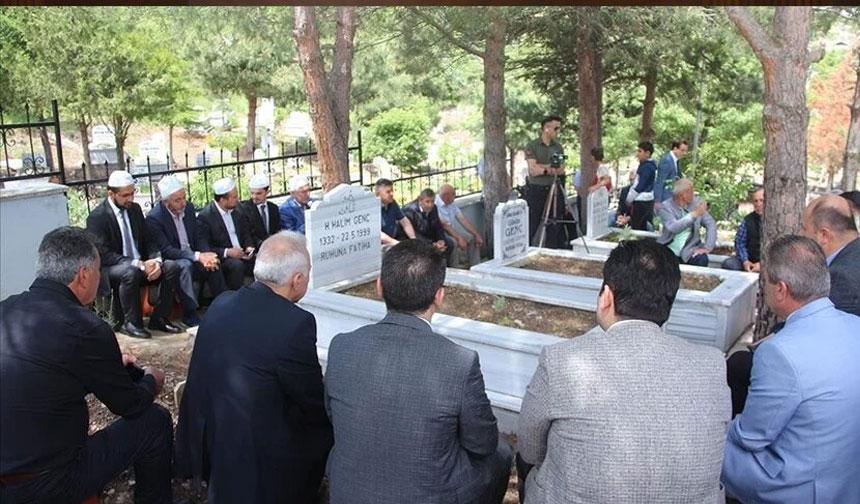 Solingen faciasında hayatını kaybedenler Amasya’daki kabirleri başında anıldı