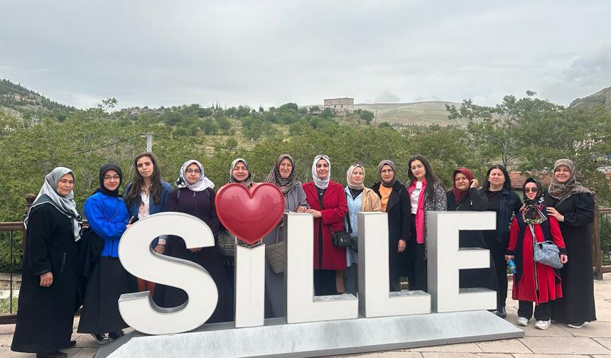 İşitme engelli kursiyerler Konya gezisinde buluştu