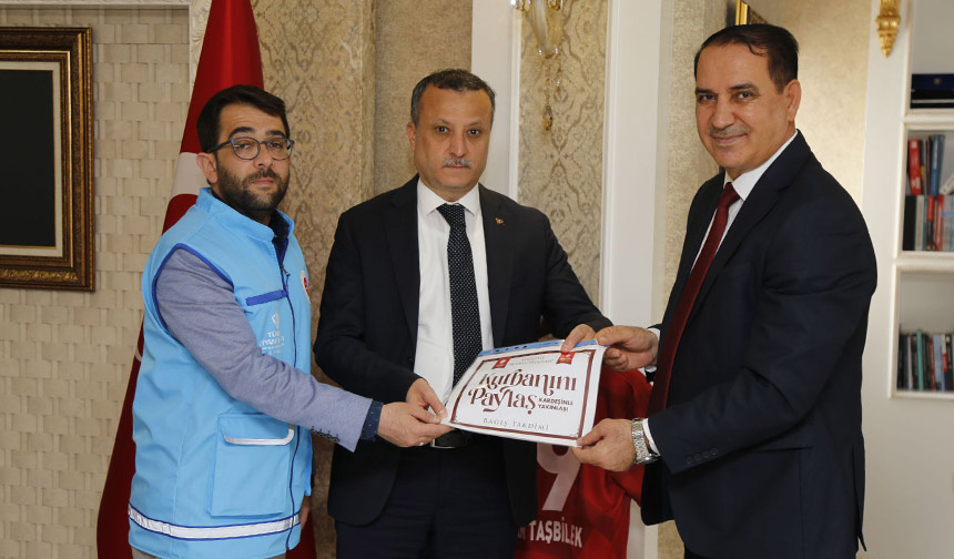 Gümüşhane Valisi Taşbilek, kurbanını TDV’ye verdi