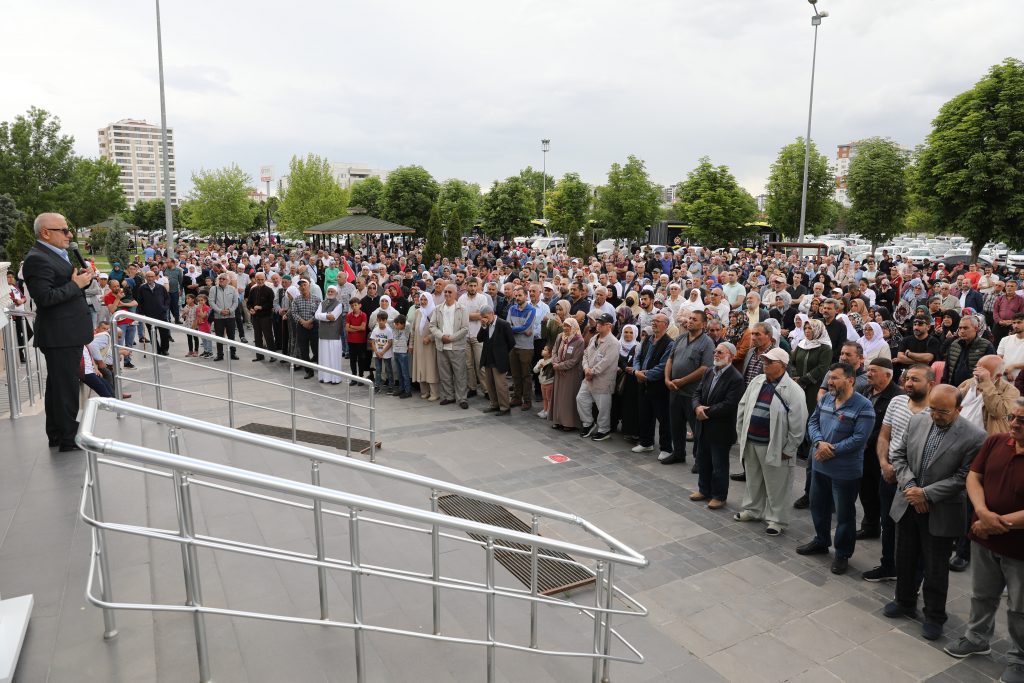 Kayseri’den ilk hac kafilesi dualarla uğurlandı