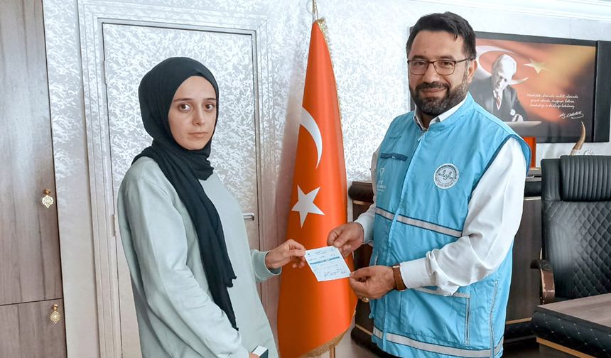 İlahiyat Fakültesi öğrencisi, TDV’ye kurban bağışında bulundu