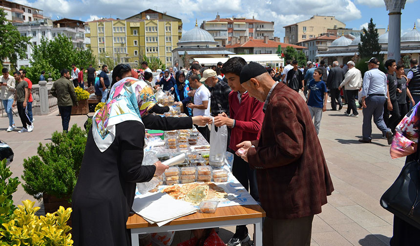 Kur’an kursları yararına kermes düzenlendi