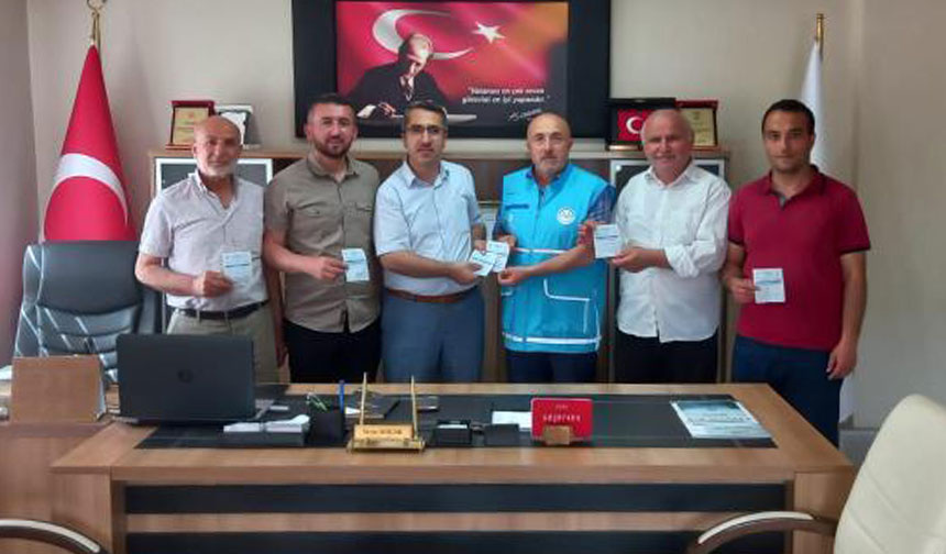 Sapanca Müftüsü Koçak ve personelinden TDV’ye kurban bağışı