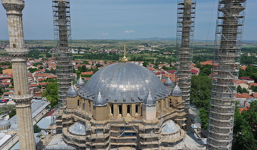 Selimiye Camii’nin ana kubbe aleminin montajı tamamlandı