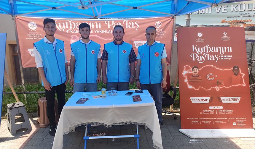 TDV kurban bağış stantlarında öğrenciler vatandaşların bağışlarını kabul ediyor