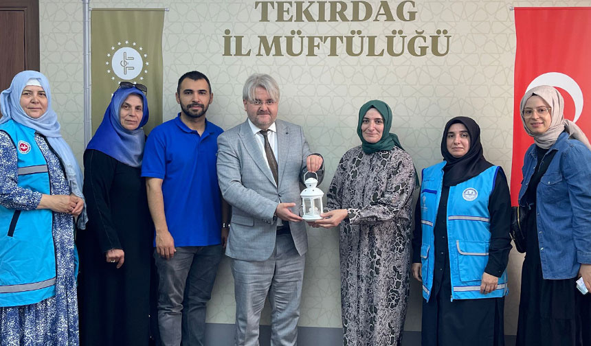 Gönüllü kadınlar, bayram öncesi çocukları sevindirdi